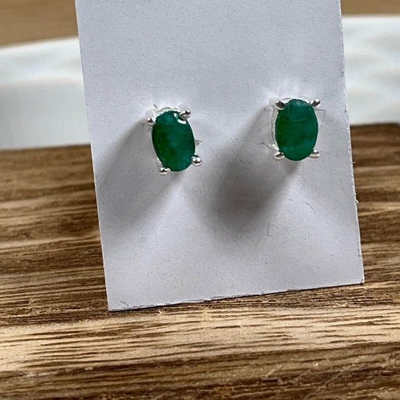 Solid 925 Sterling Silver Oval Emerald Gemstone Stud Earrings - Picture 4 of 7